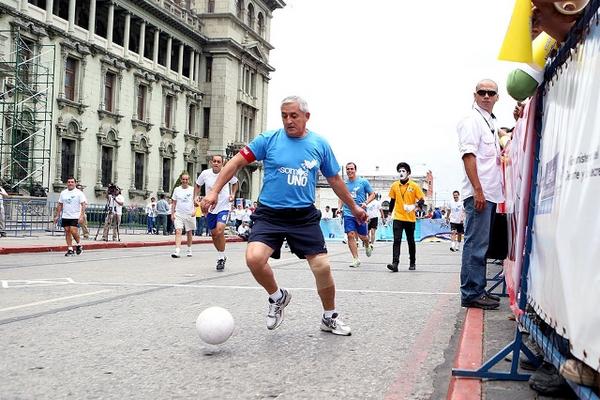 Presidente participa en jornada deportiva a favor de la Teletón (Foto Prensa Libre: ÁLVARO INTERIANO).<br _mce_bogus="1"/>