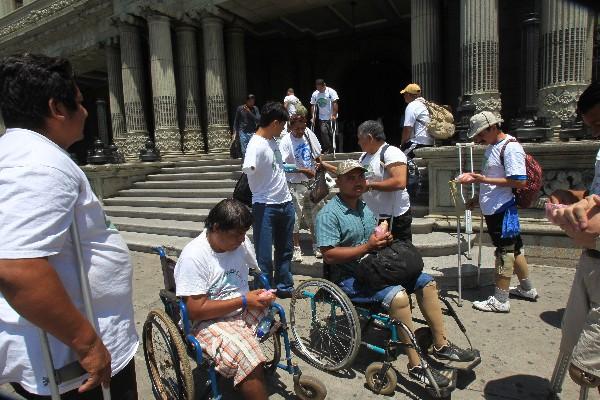 MIGRANTES CAPTADOS frente al Palacio Nacional.