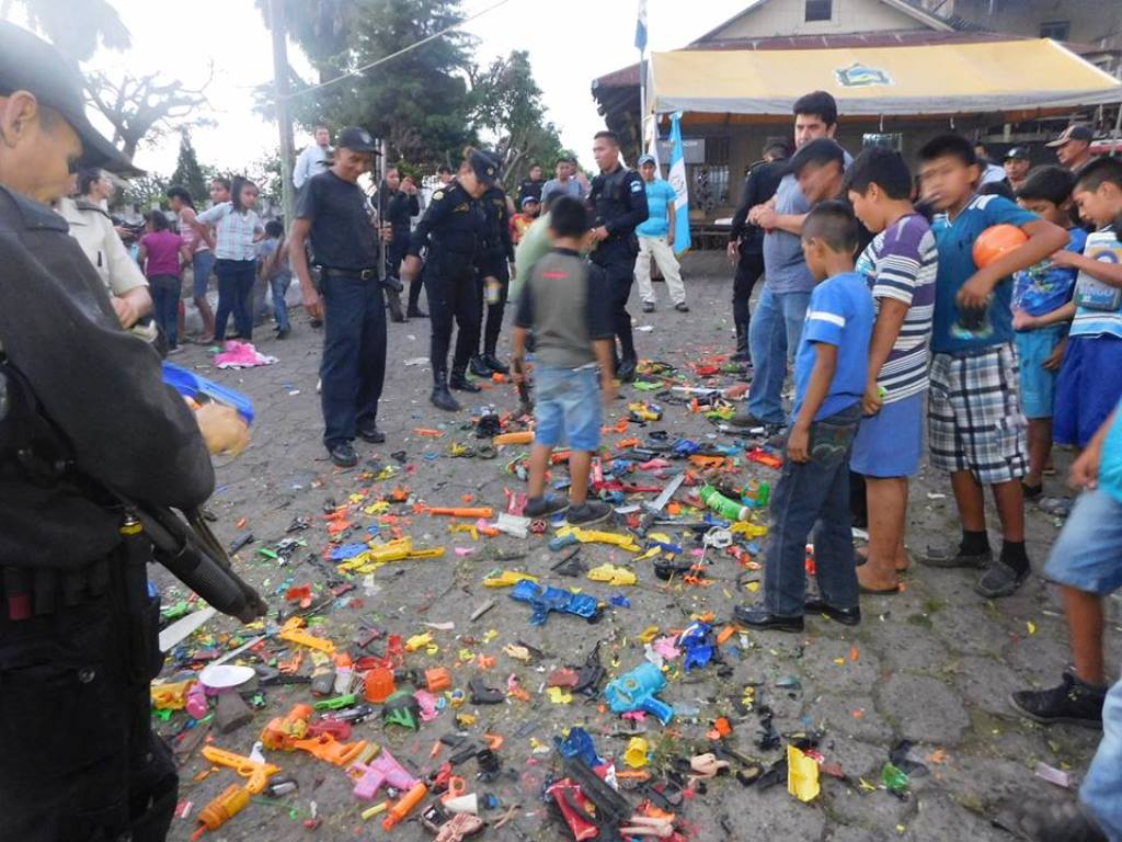 Juguetes bélicos que llevaron niños de Colomba fueron destruidos como una demostración de que lo que se quiere es la paz entre la población. (Foto Prensa Libre: Édgar Girón)
