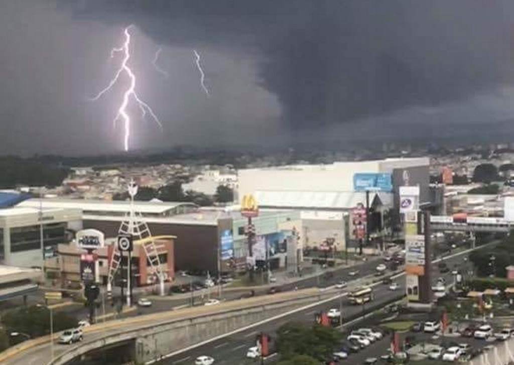 Así fue la tormenta eléctrica que ocurrió la tarde de este sábado en la capital. La imagen fue captada en la zona 11. (Foto Prensa Libre: Byron Chacón)