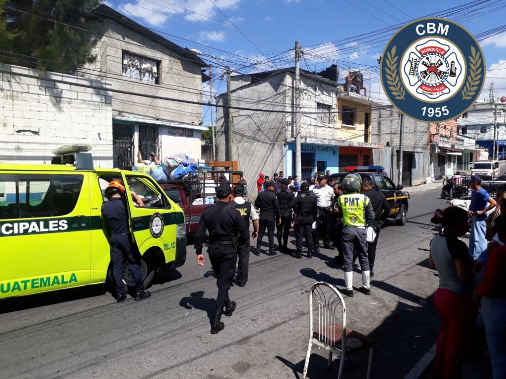 Socorristas trasladan al Hospital General San Juan de Dios a tres personas que resultaron heridas en un ataque armado en la zona 6. (Foto Prensa Libre: Bomberos Municipales)