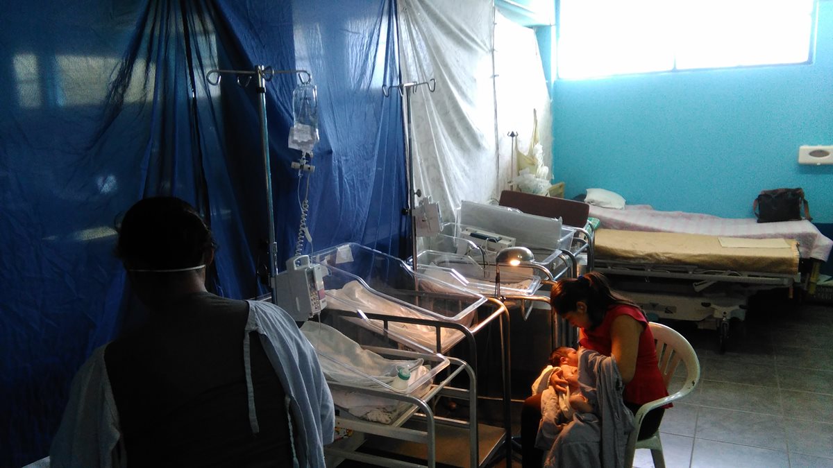 El área de recién nacidos del Hospital de Amatitlán se encuentra en remodelación, y mientras se pinta, los neonatos son atendidos en una habitación improvisada. (Foto Prensa Libre: Geldi Muñoz)