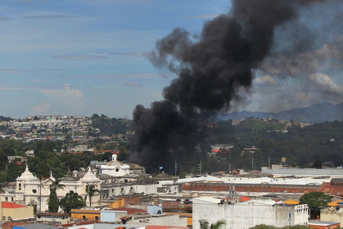 El incendio comenzó en un camión estacionado en un predio de vehículos en la zona 1. (Foto Prensa Libre: Esbin García)