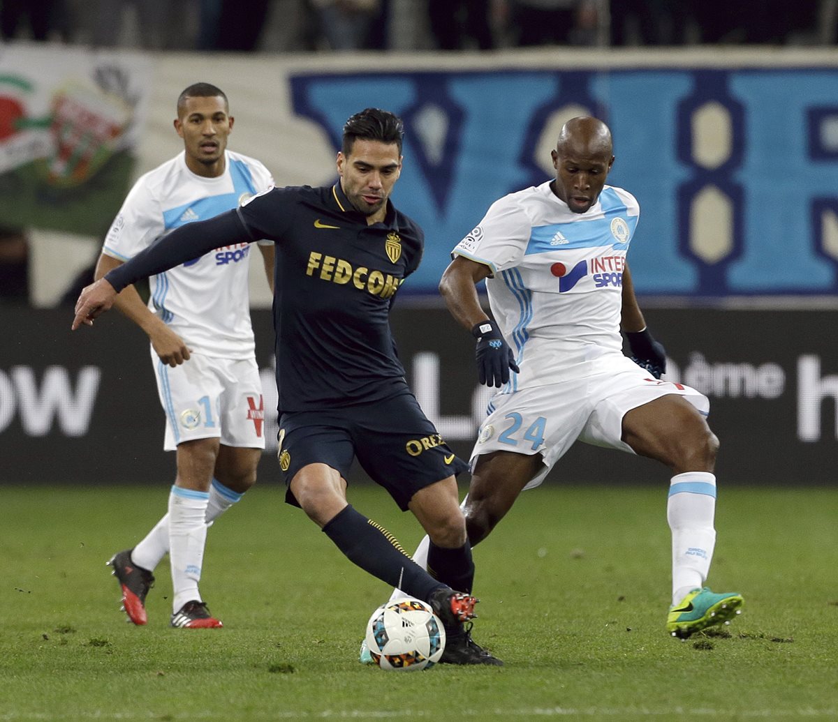 Radamel Falcao (centro) estuvo cerca de ser fichado por el equipo chino Tiajin Quanjian. (Foto Prensa Libre: AFP).