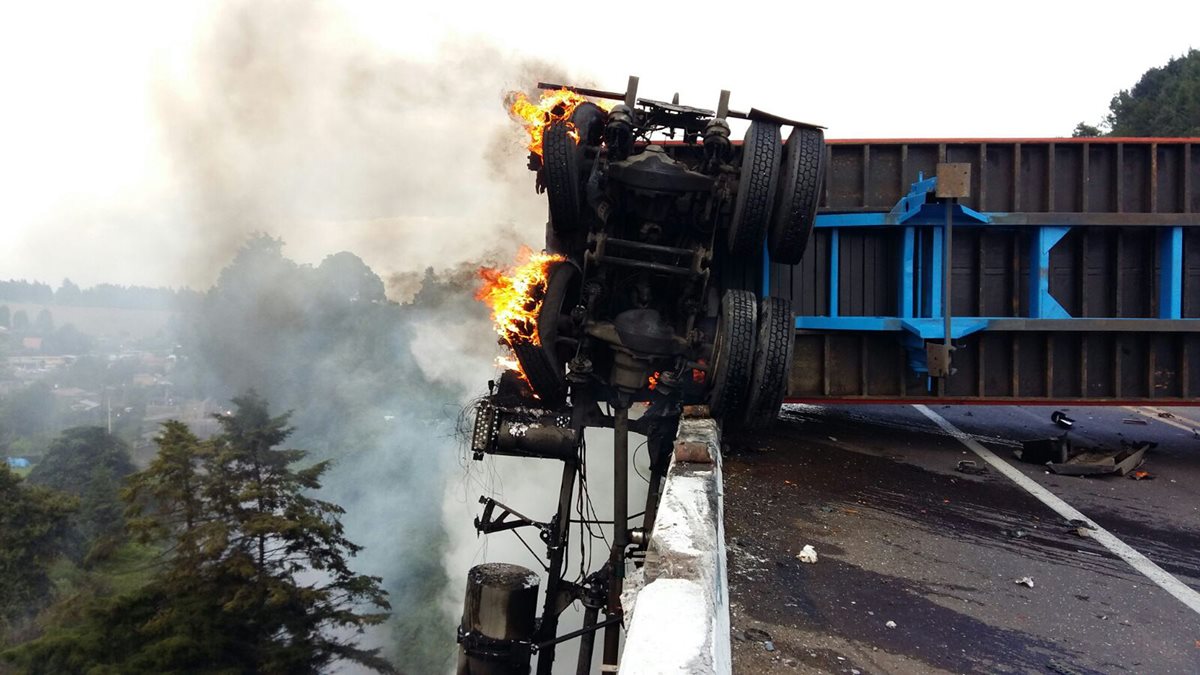 <em>La cabina del vehículo donde viajaban las diez personas se incendió; todos murieron. (Foto Prensa Libre: EFE)</em>