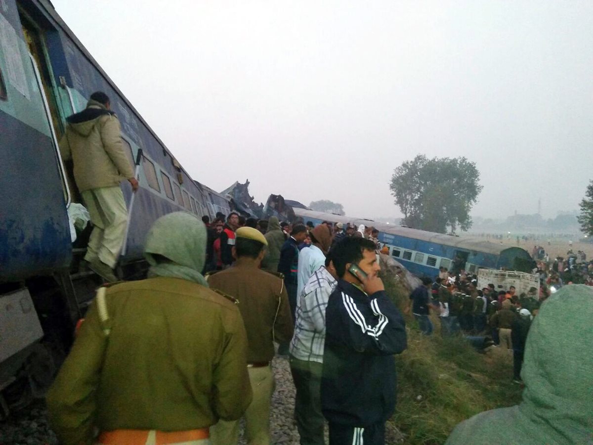 Vista general del accidente de tren en Kanpur, India. (Foto Prensa Libre: EFE)