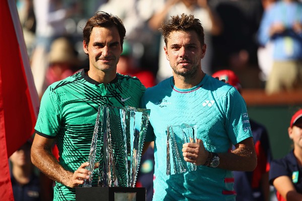 Roger Federer y Stan Wawrinka posan con los trofeos de primer y segundo lugar respectivamente del Masters 1000 de Indian Wells. (Foto Prensa Libre: AFP)