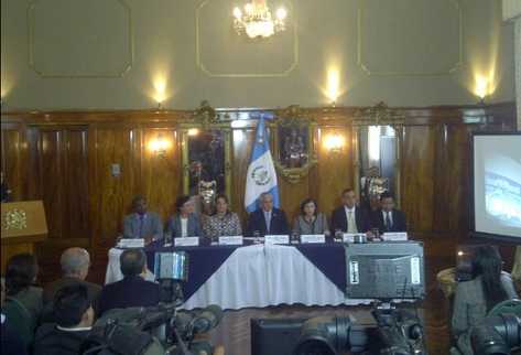 Ejecutivo presenta redacción final de propuesta magisterial. (Foto Prensa Libre: Alex Rojas)