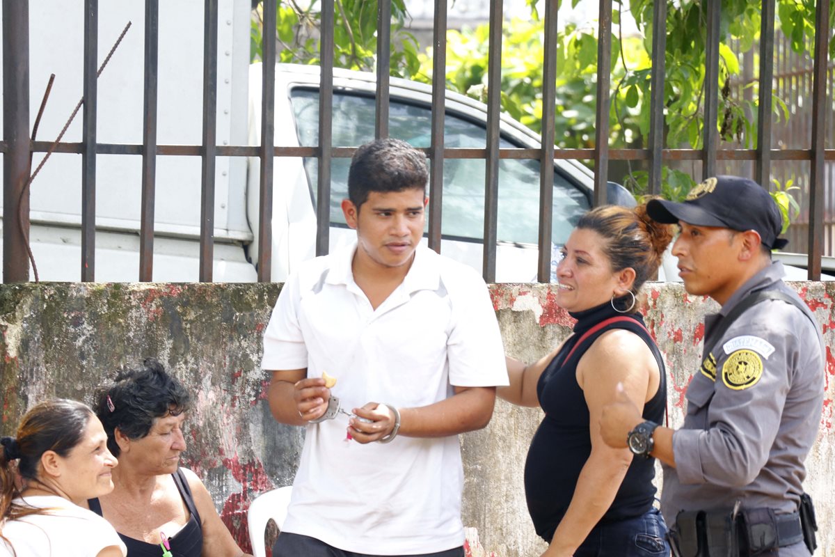 Guilber Josué Barrios saluda a sus familiares luego de la audiencia efectuada en el Juzgado de Retalhuleu.(Foto Prensa Libre: Rolando Miranda)