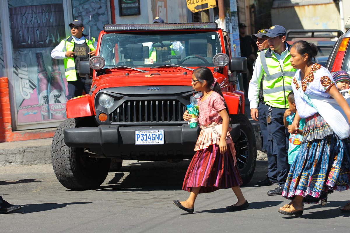 Agentes de la Policía Municipal de Mixco en labores de patrullaje en la colonia El Milagro. (Foto Prensa Libre: Álvaro Interiano)