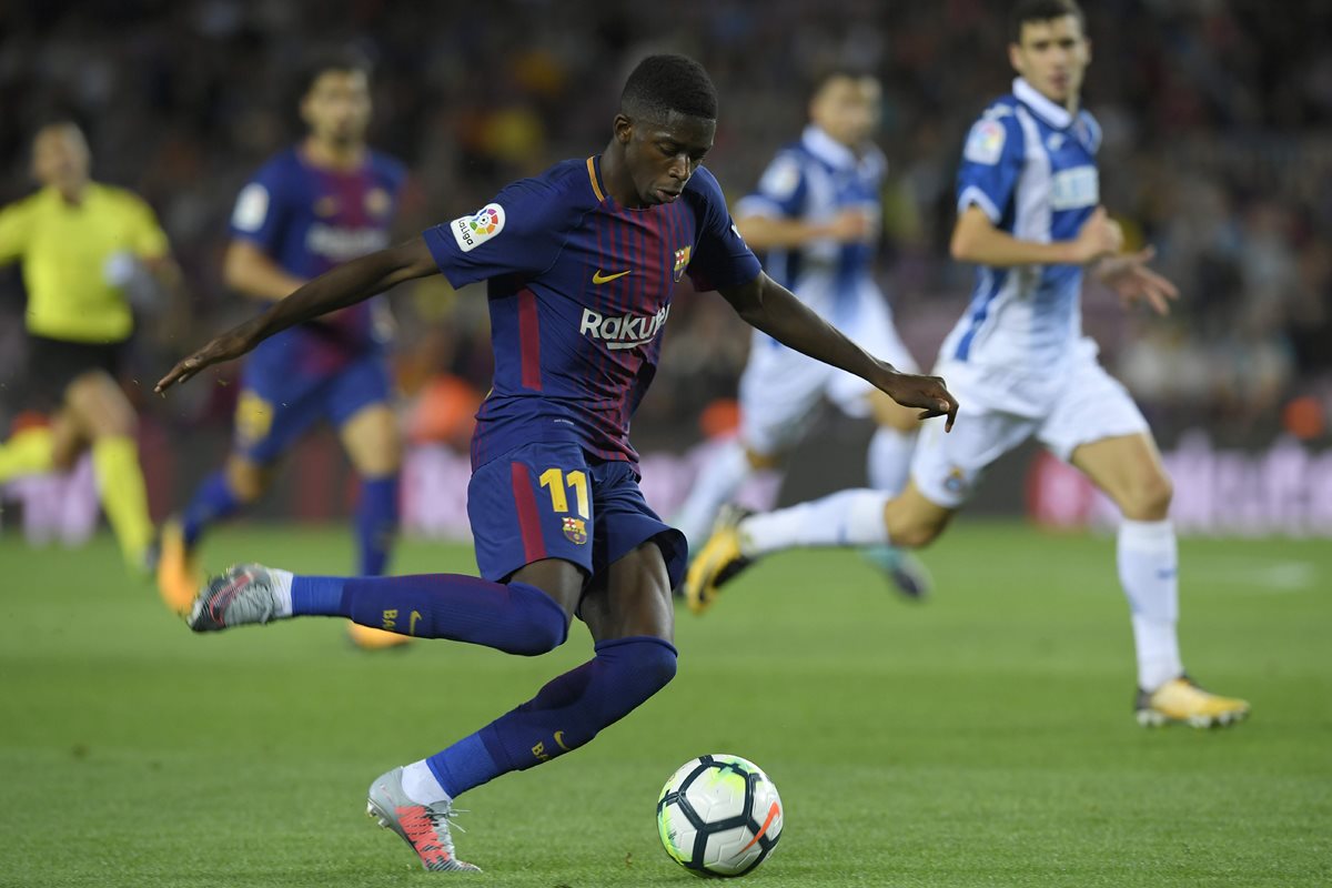 Los aficionados del Barcelona deberán esperar a inicios del 2018 para poder ver a Ousmane Dembélé en el terreno de juego. (Foto Prensa Libre: AFP)