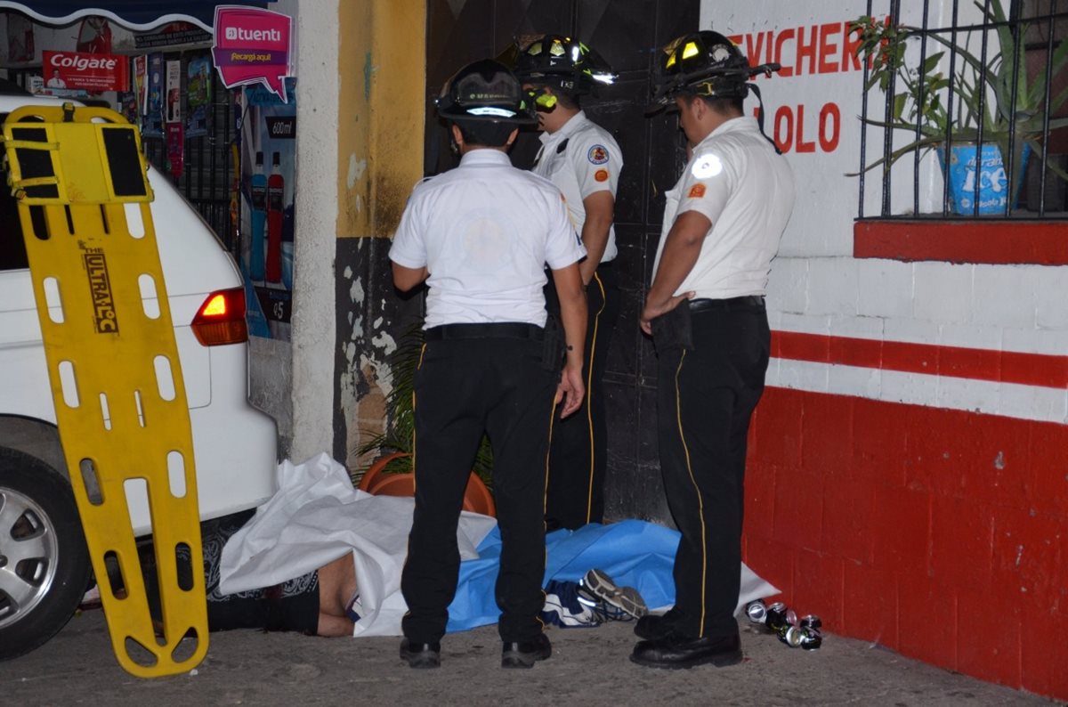 Dos muertos en ataque frente a una cevichería. (Foto Prensa Libre: Bomberos Voluntarios)