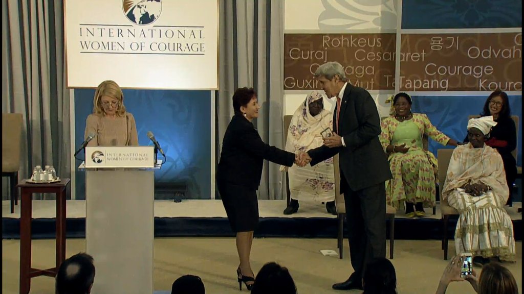 La fiscal general Thelma Aldana recibe de John Kerry,  Secretario de Estado de EE. UU. el premio Mujeres Valientes. (Foto Prensa Libre: Cortesía Departamento de Estado)