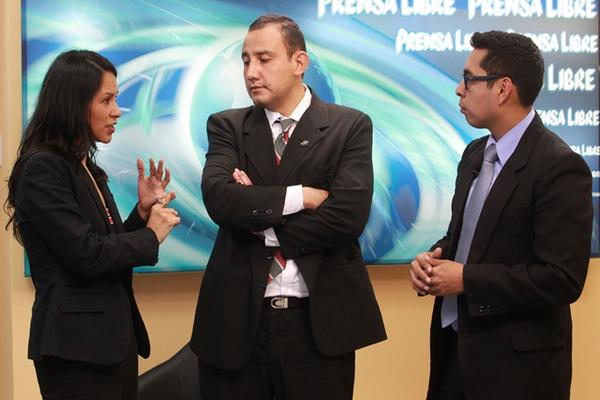 Karina García, comunicadora política y Jair Dabroy, investigador de la USAC conversan con el periodista Ben Kei Chin sobre liderazgo político. (Foto Prensa Libre: Estuardo Paredes)