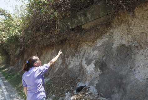El muro que circula   la colonia Cañadas de Petapa, zona 8 de San Miguel Petapa,  está a punto de caer en la carretera.
