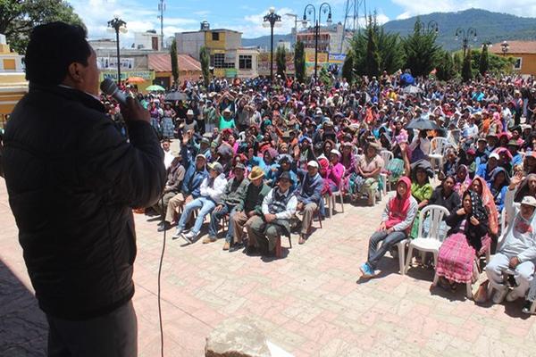 Más de 500 autoridades comunitarias de Totonicapán se reunieron en el parque San Miguel de la cabecera. (Foto Prensa Libre: Édgar Domínguez)<br _mce_bogus="1"/>