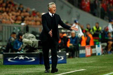 El técnico italiano del Bayern de Múnich, Carlo Ancelotti, observa el partido.