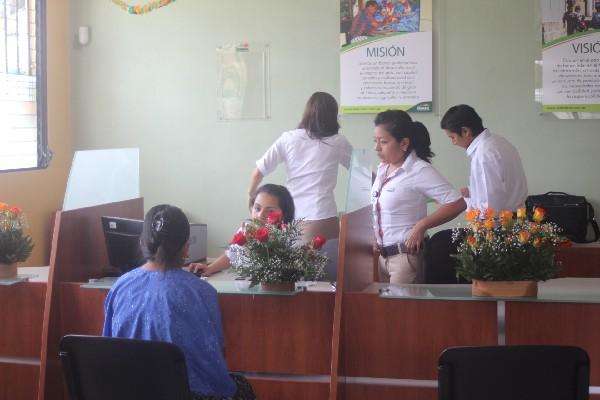 vecina efectúa pago en  nueva  agencia bancaria,  en la zona 12  de Cobán.