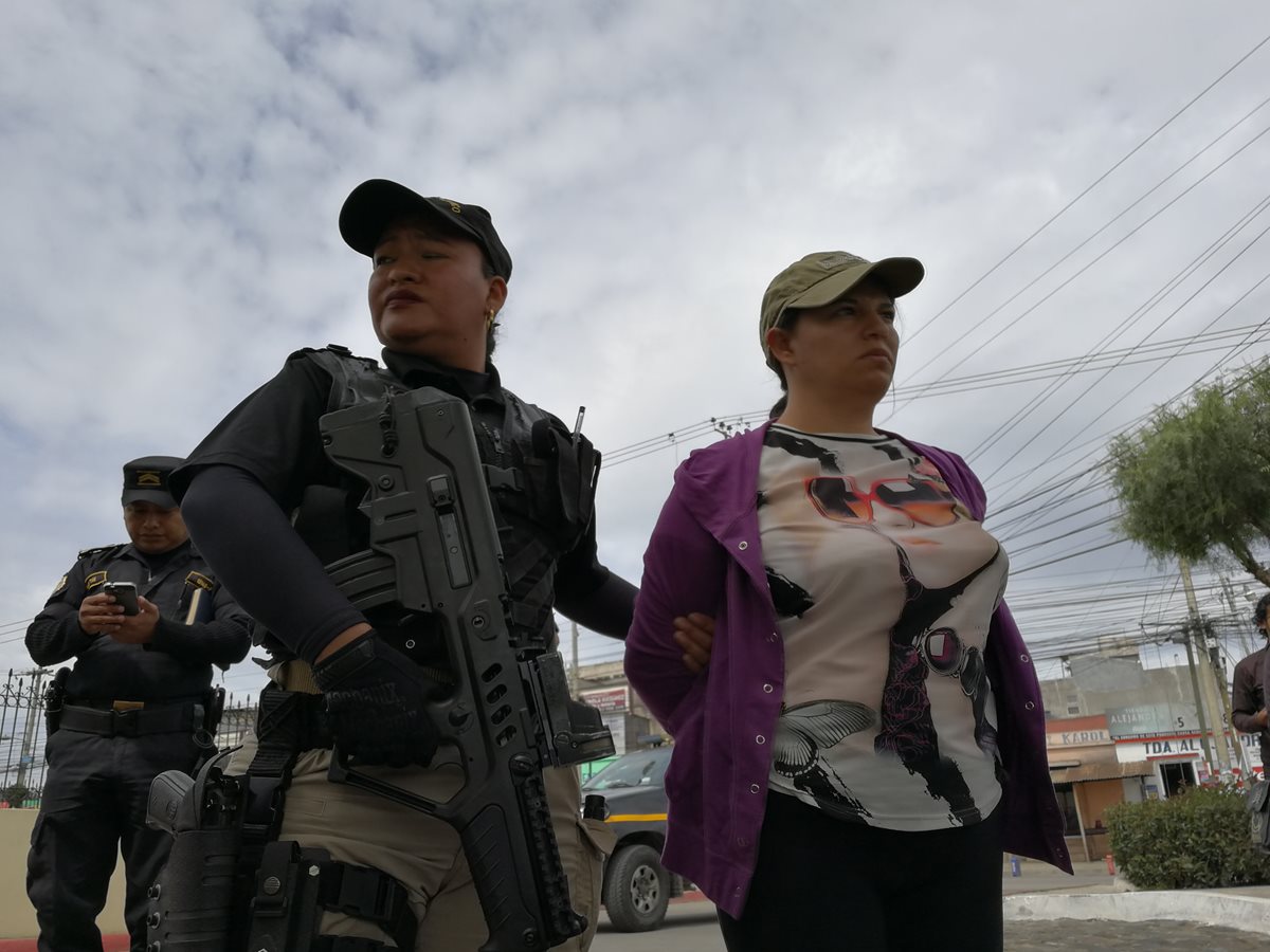 Viviana María Teresa Domínguez De León, capturada en operativo Sobregiro. (Foto Prensa Libre: Fred Rivera)