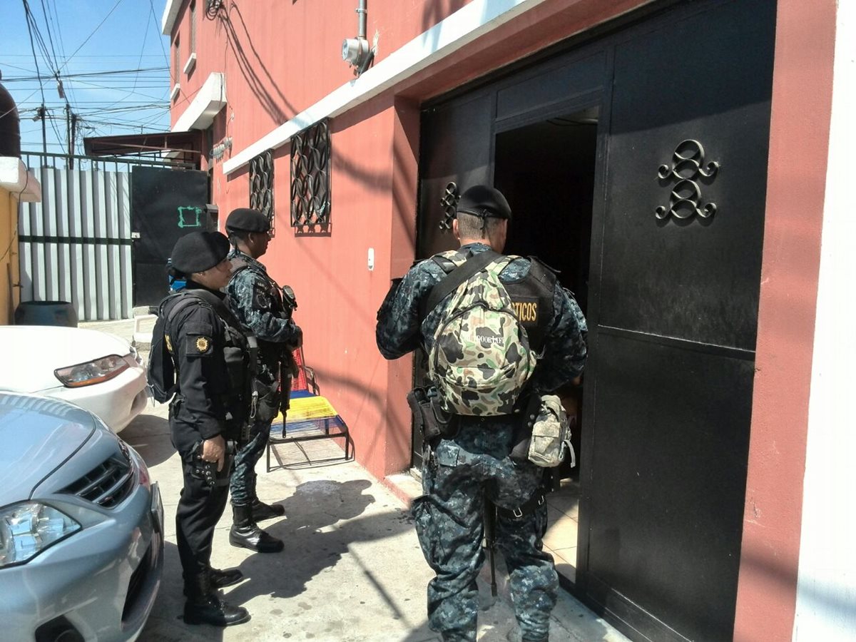 Las fuerzas de seguridad revisaron la casa de Donaldo Saúl Villatoro Cano, hermano del presunto narco, Guayo Cano.  (Foto Prensa Libre: E. Paredes)