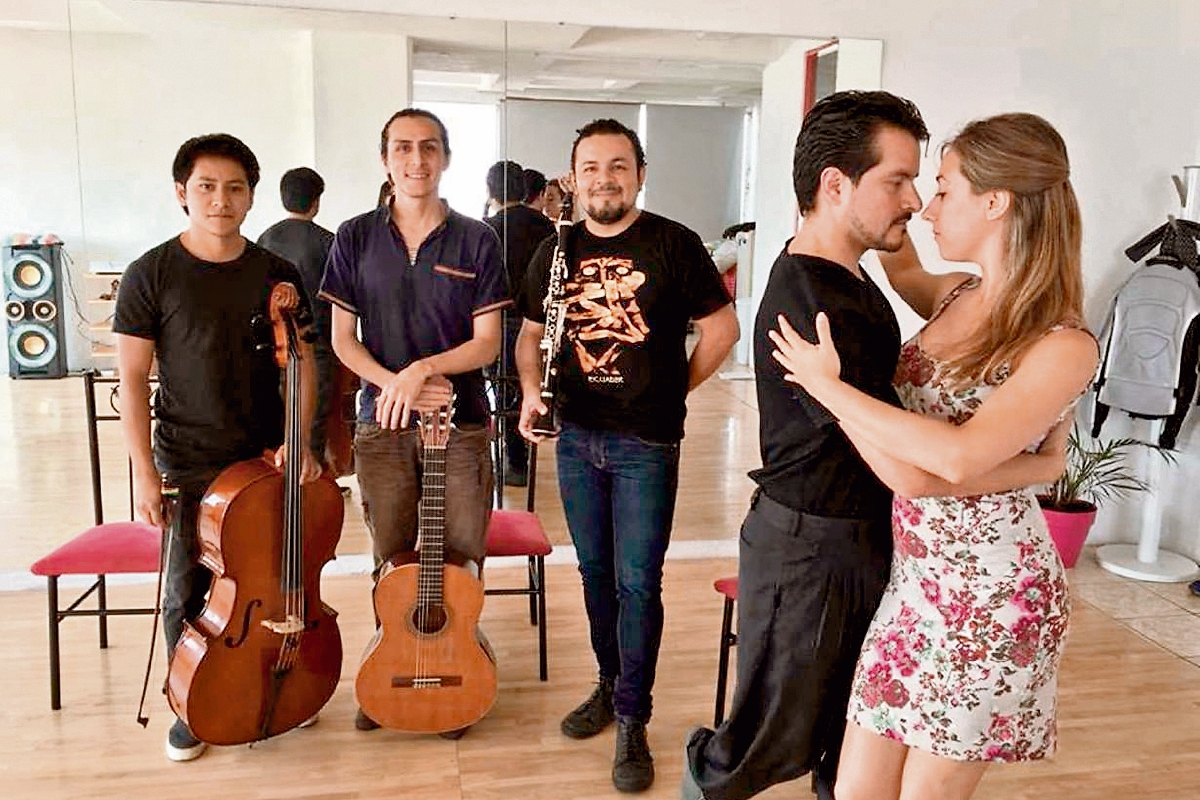 El grupo Aj'keem tendrá invitados especiales en una noche de tangos y música latinoamericana. (Foto Prensa Libre: Cortesía Aj'keem).