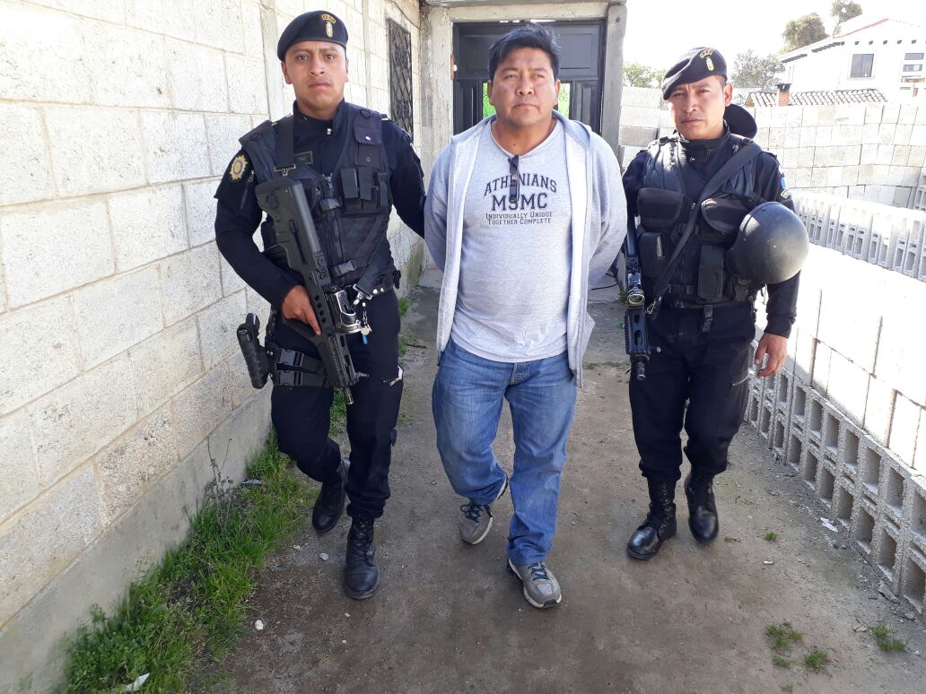 Herbert Estuardo Oroxón García, de 40 años, fue capturado por transportar cuatro paquetes con cocaína. (Foto Prensa Libre: Cortesía PNC)