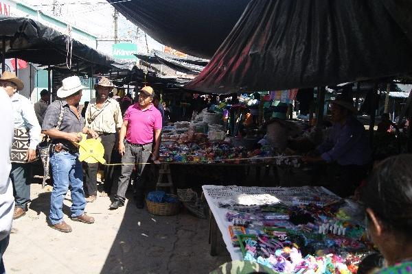 Autoridades miden    los espacios.