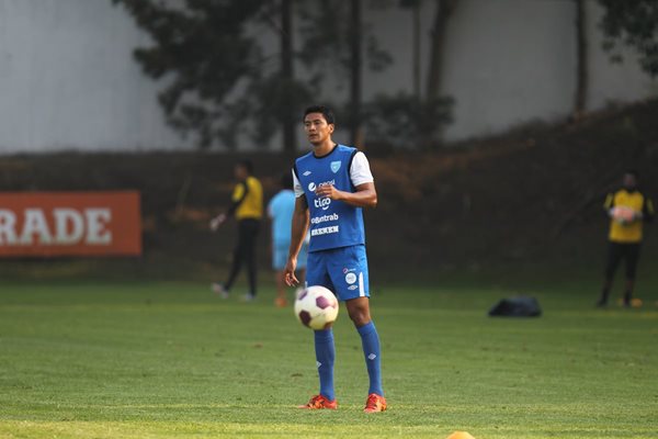 Luis Cardona controla el esférico en la práctica de este viernes de la Bicolor, en el Proyecto Goal (Foto Prensa Libre: Carlos Vicente)