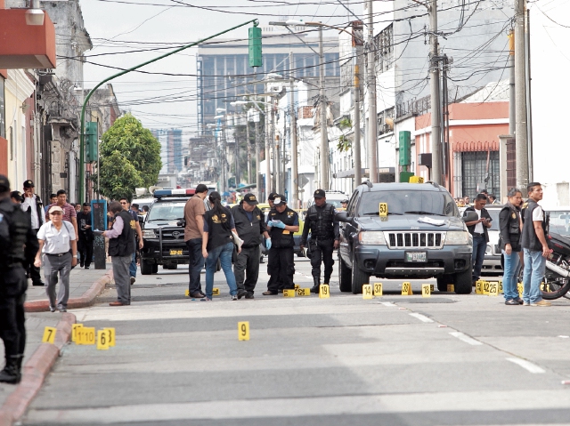 Lugar donde ocurrió la balacera que dejó cuatro muertos. Inserto, Herber Alejandro Calderón Mesa. (Foto Prensa Libre: Hemeroteca PL)