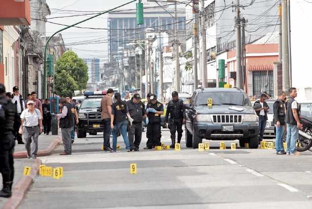 Lugar donde ocurrió la balacera que dejó cuatro muertos. Inserto, Herber Alejandro Calderón Mesa. (Foto Prensa Libre: Hemeroteca PL)