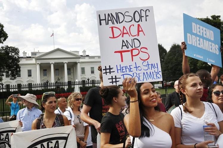 Después del anuncio de la suspensión del DACA, miles de jóvenes estudiantes beneficiados con el programa protestaron frente a la Casa Blanca. (Foto Prensa Libre: Hemeroteca PL)