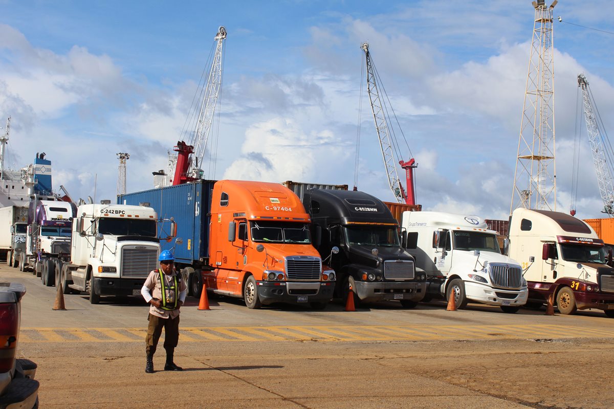 Camiones se encuentran estacionados en el Puerto Santo Tomás de Castilla, como protesta por la restricción de circulación en la capital. (Foto Prensa Libre: Hemeroteca PL)