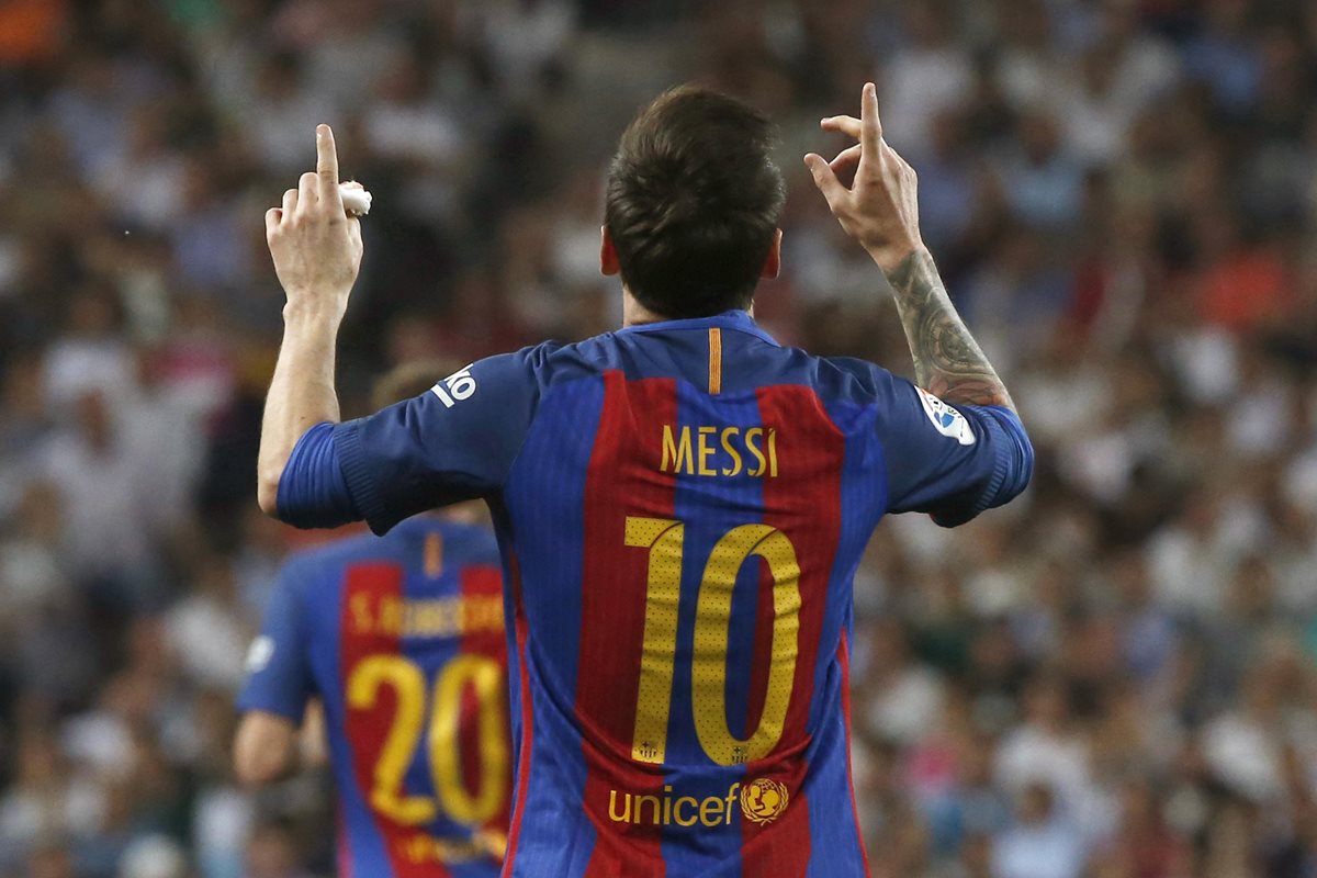 Messi fue el héroe del partido al anotar un doblete y dar la victoria al Barcelona. (Foto Prensa Libre: AP)