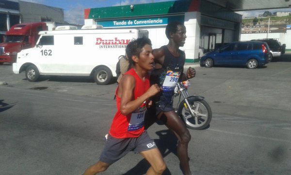 Julajú y Kiprot, en acción, durante los 21K Xela. (Foto Prensa Libre: Carlos Ventura)