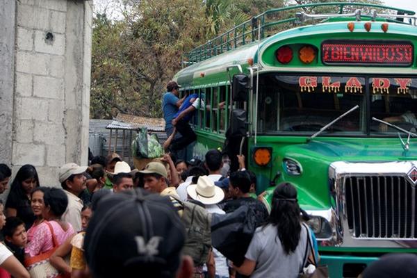Decenas de personas intentan abordar un autobús hacia la capital, en Rabinal, Baja Verapaz. (Foto Prensa Libre: Carlos Grave)<br _mce_bogus="1"/>