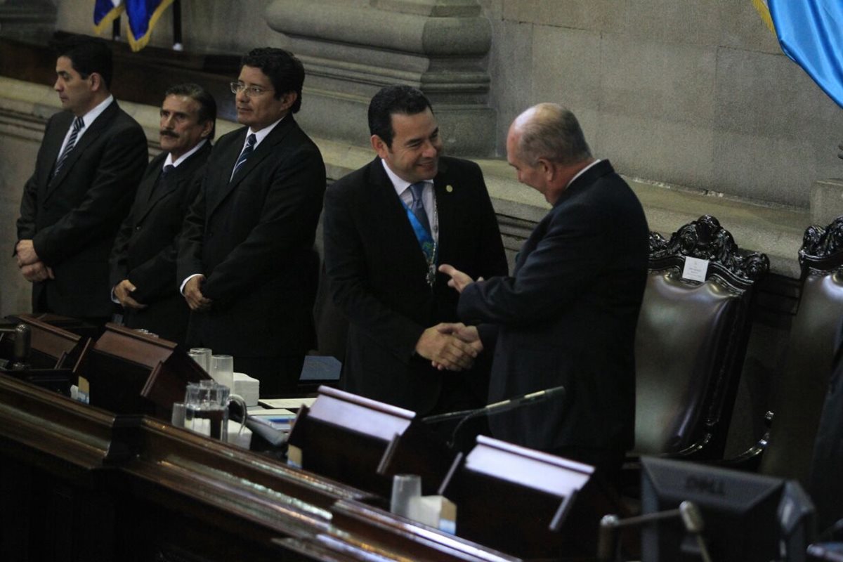El presidente Jimmy Morales saluda a su similar del Legislativo, Mario Taracena, previo a la sesión solemne por el aniversario de la Constitución. (Foto Prensa Libre: Esbin García)
