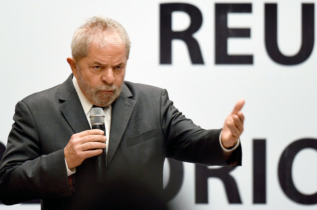 Los brasileños hacen apuestas sobre una posible condena para el expresidente Lula. (Foto Prensa Libre: AFP).