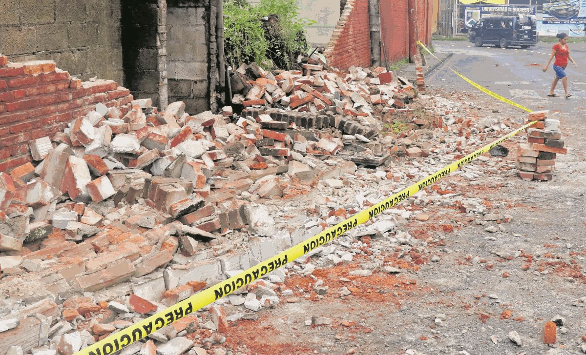 La pared de una vivienda se desplomó a causa del sismo del miércoles último, en la 6 calle entre 8 y 9 avenidas de la zona 1 de Retalhuleu. Foto Prensa Libre: Rolando Miranda.