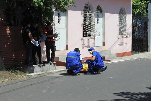 Peritos del Ministerio Público examinan el cuerpo de Ismael Barrera Donis, quien fue muerto a balazos en Puerto San José, Escuintla. (Foto Prensa Libre: Enrique Paredes)<br _mce_bogus="1"/>
