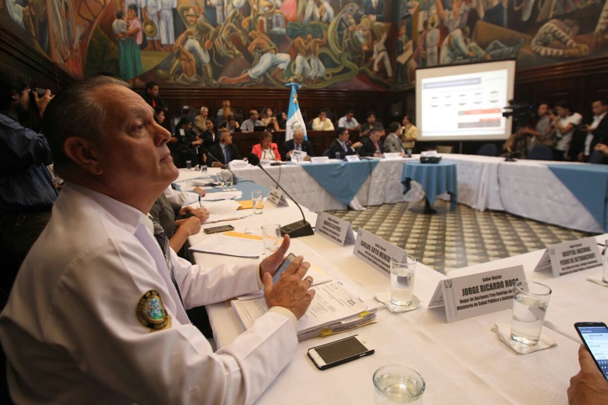 Los 44 directores de hospitales asistieron a una reunión con el diputado Luis Hernández Azmitia. (Foto Prensa Libre: Érick Ávila)