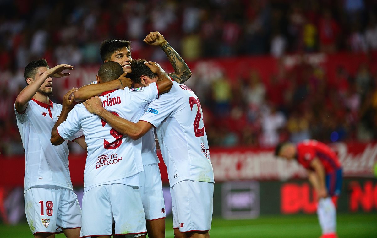 Los jugadores del Sevilla festejan la goleada en el último juego de la temporada. (Foto Prensa Libre: AFP)