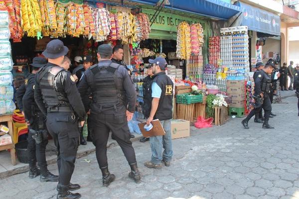 En Coatepeque, Quetzaltenango, se efectuó un operativo en el que se encontró mercadería de contrabando. (Foto Prensa Libre: Alexander Coyoy)