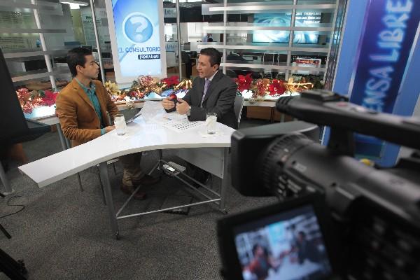 El periodista Cristian Dávila entrevista al experto en emprendimiento Walther Morales, durante El Consultorio.