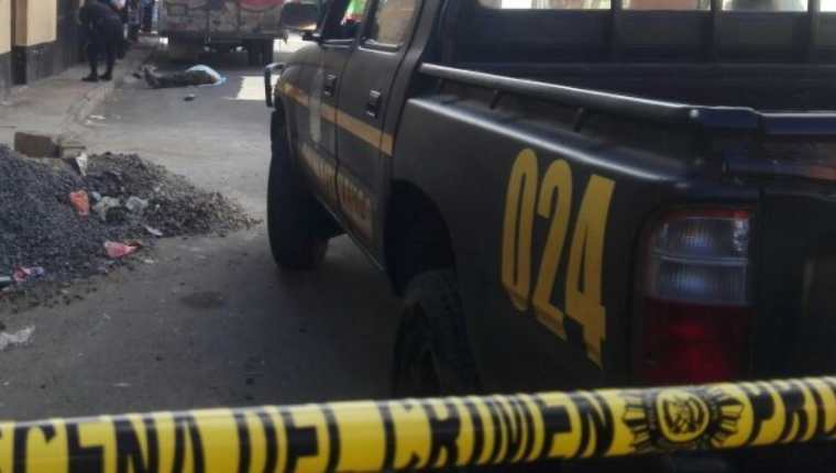 El cadáver de la víctima quedó a un costado del camión que custodiaba en la cabecera de Chimaltenango. (Foto Prensa Libre: Víctor Chamalé).