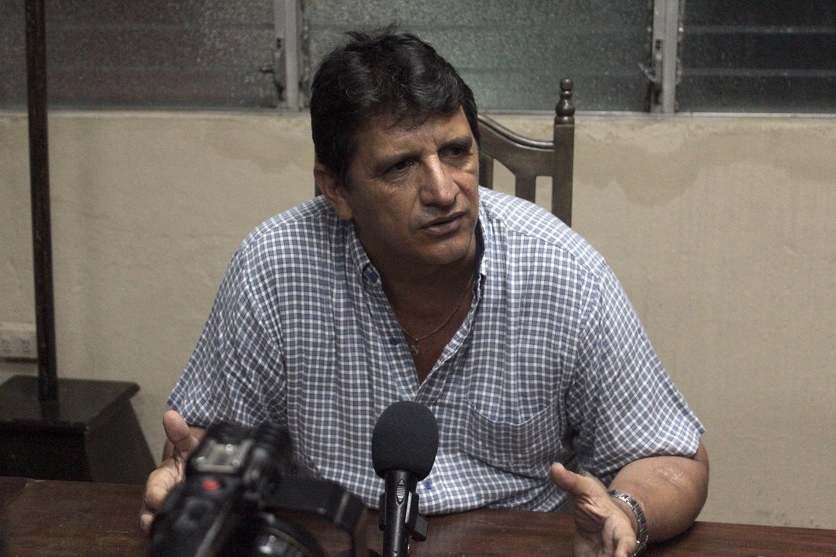 Julio Mejía, miembro de la junta directiva de Pana FC Serpiente Rojas durante la conferencia de Prensa. (Foto Prensa Libre: Álexander Coyoy)