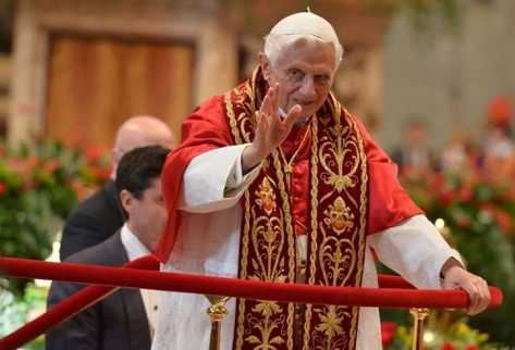El papa Benedicto XVI en la ceremonia en el que  creó  seis nuevos cardenales el 24 de noviembre. (Foto Prensa Libre: AFP)