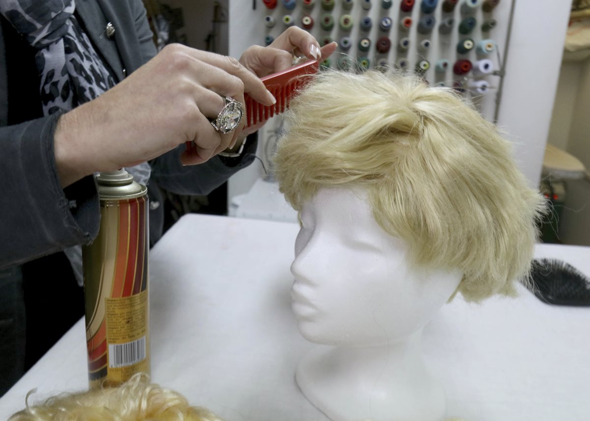 Una peluca que imita el peinado del presidente de EE. UU., Donald Trump, es exhibida en una tienda en Pfaffstaetten, Austria. (Foto Prensa Libre: AP).