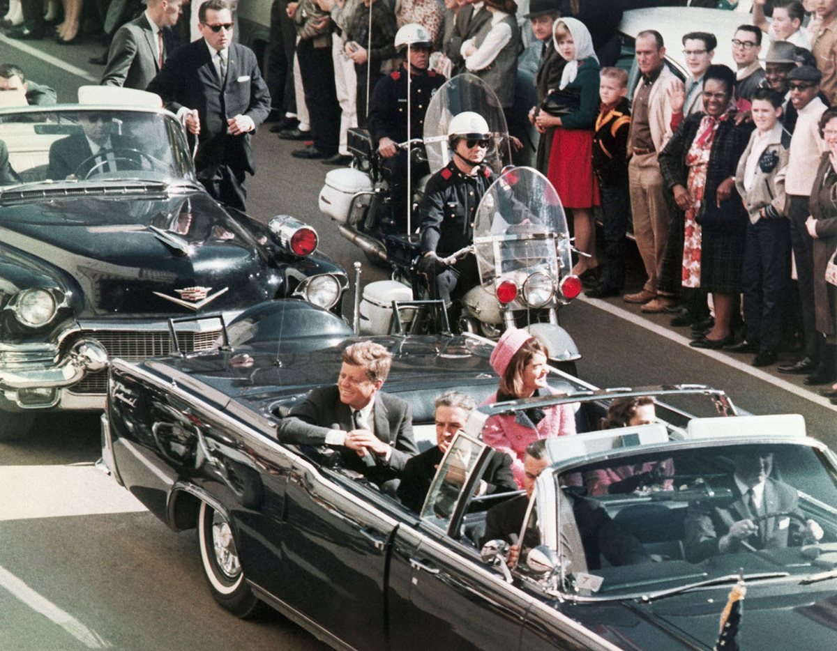 El presidente de EE. UU. John F. Kennedy acompañado de su esposa Jacqueline el 22 de noviembre de 1963, minutos antes de ser asesinado en Dallas, Texas. (Foto: AP)