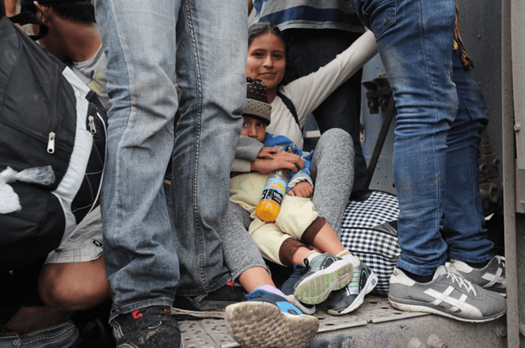Durante el viaje de cientos de migrantes a México, varios de ellos trataban de avanzar con la ayuda de conductores que se ofrecían a trasladarlos. (Foto Prensa Libre: Hemeroteca PL)