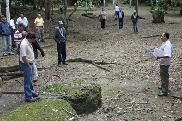 Personal de varias entidades recorren el sitio arqueológico El Chal, Petén. (Foto Prensa Libre: Walfredo Obando)